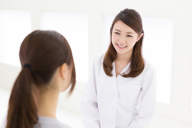 白衣の医師と患者